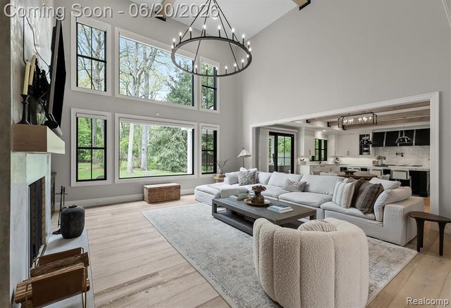 5200 Windingwood Drive, Bloomfield Hills, MI 48302