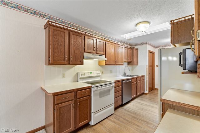 1529 Rhine River Road NW, Uniontown, OH 44685