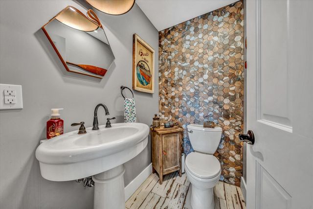 154 Brooks Point LN, Union Hall, VA 24176