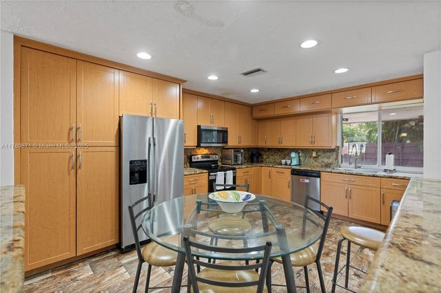 2010 NE 208th St, Miami, FL 33179