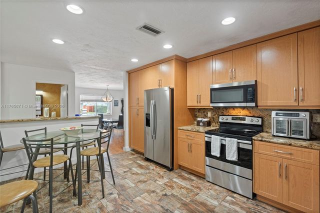 2010 NE 208th St, Miami, FL 33179