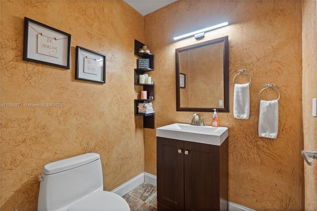 2010 NE 208th St, Miami, FL 33179