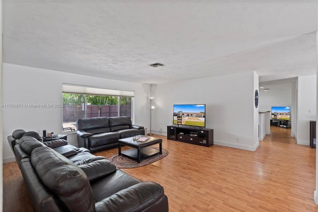 2010 NE 208th St, Miami, FL 33179