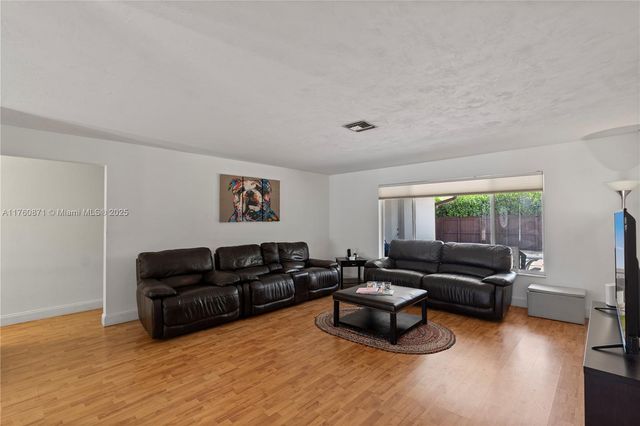 2010 NE 208th St, Miami, FL 33179