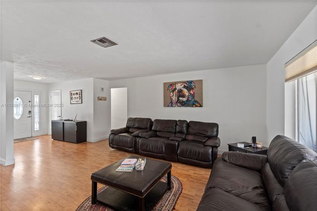 2010 NE 208th St, Miami, FL 33179