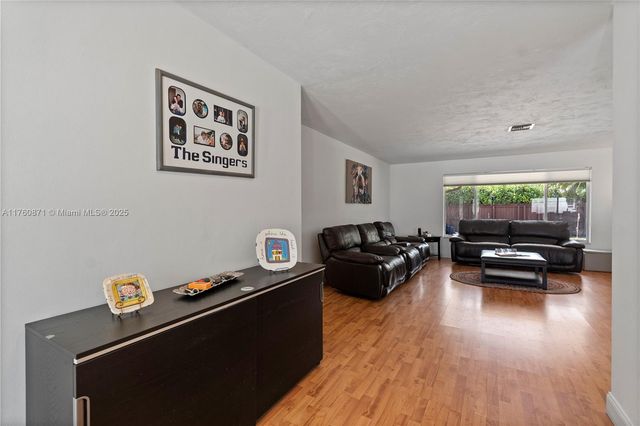 2010 NE 208th St, Miami, FL 33179