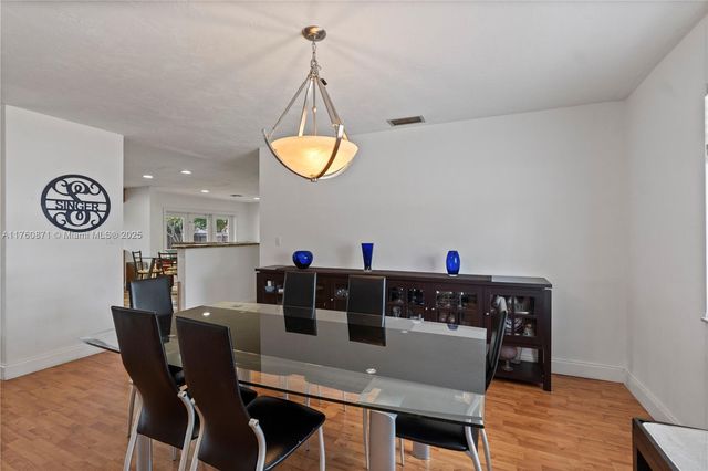 2010 NE 208th St, Miami, FL 33179