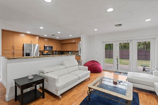 2010 NE 208th St, Miami, FL 33179