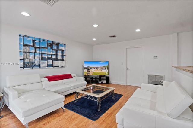 2010 NE 208th St, Miami, FL 33179