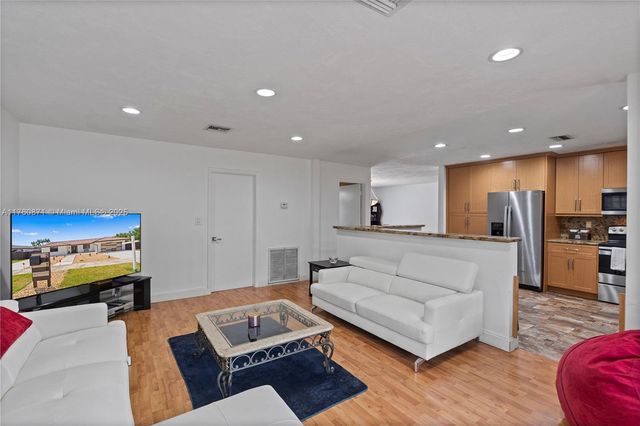 2010 NE 208th St, Miami, FL 33179