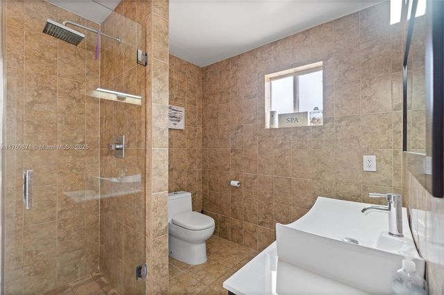 2010 NE 208th St, Miami, FL 33179