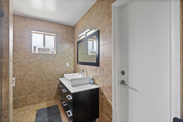 2010 NE 208th St, Miami, FL 33179