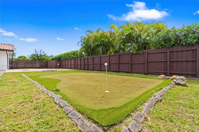 2010 NE 208th St, Miami, FL 33179