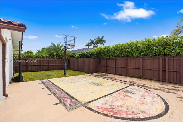 2010 NE 208th St, Miami, FL 33179