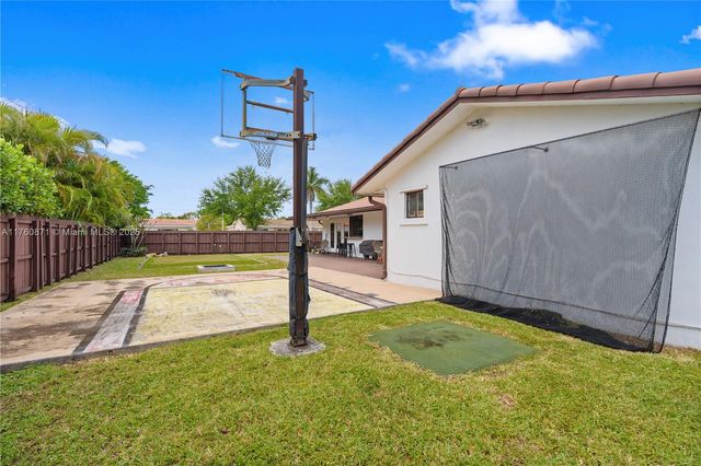 2010 NE 208th St, Miami, FL 33179