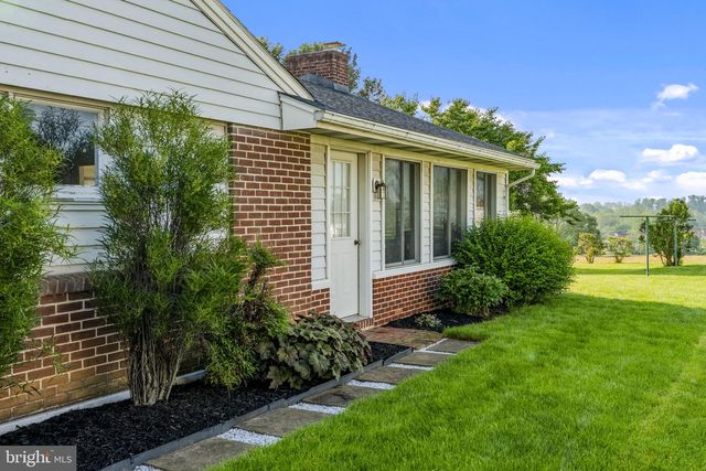 2136 HOBSON RD, Lancaster, PA 17602