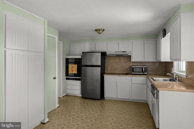 2136 HOBSON RD, Lancaster, PA 17602