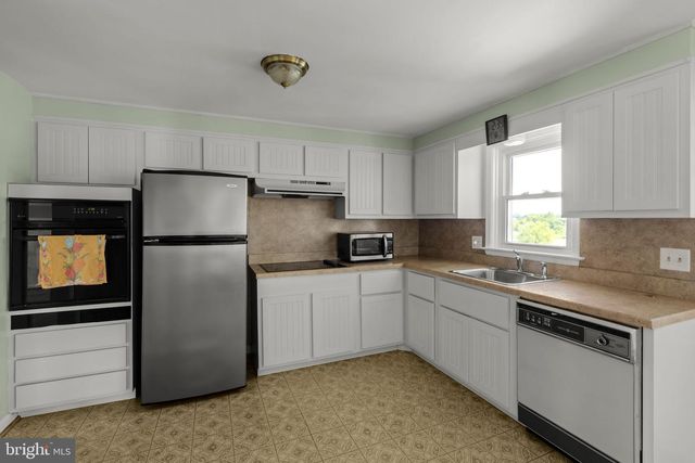2136 HOBSON RD, Lancaster, PA 17602