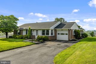 2136 HOBSON RD, Lancaster, PA 17602