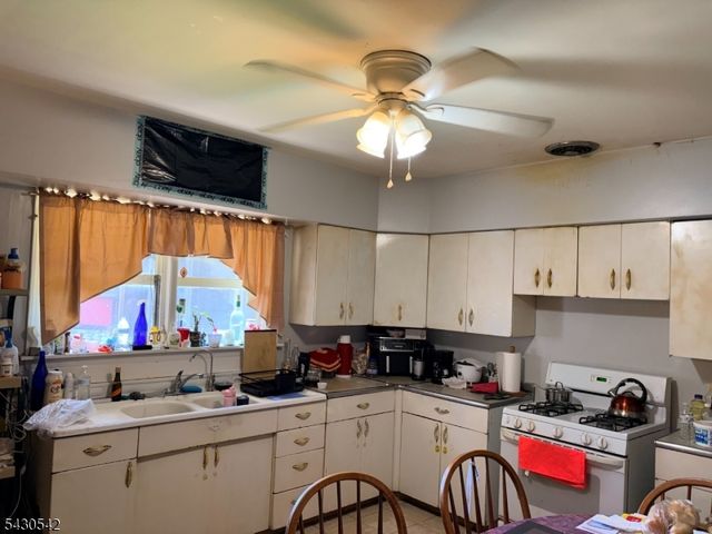52 Lakeview Ave, Paterson City, NJ 07503