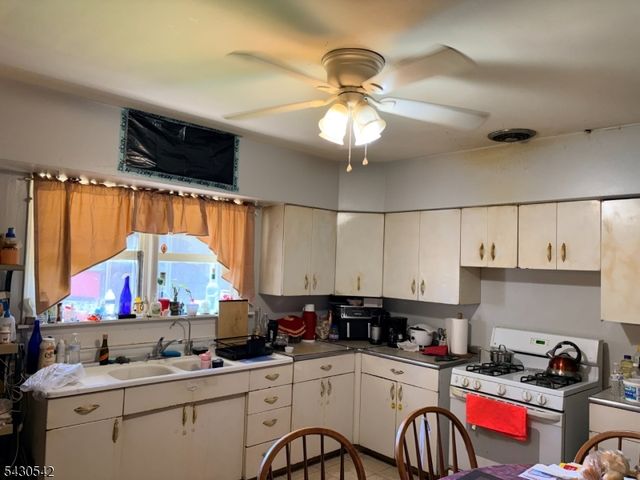 52 Lakeview Ave, Paterson City, NJ 07503