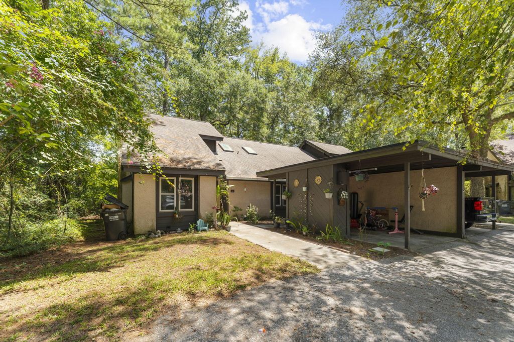 Image 1 of property listing at 105 Chattum Court, Summerville, SC 29485
