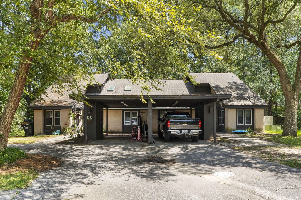 Image 2 of property listing at 105 Chattum Court, Summerville, SC 29485
