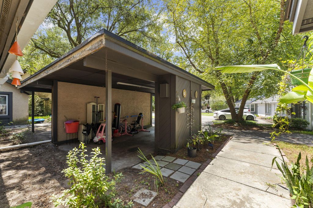 Image 32 of property listing at 105 Chattum Court, Summerville, SC 29485