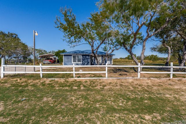 217 Cimarron, Floresville, TX 78114