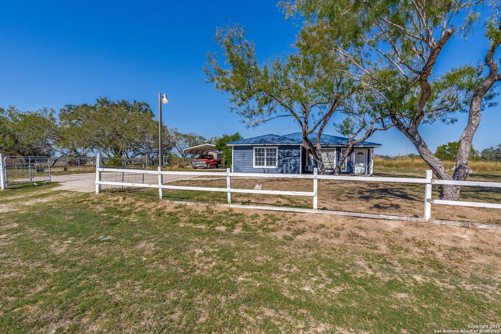 217 Cimarron, Floresville, TX 78114