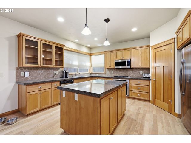 6287 FERNHILL Loop, Springfield, OR 97478