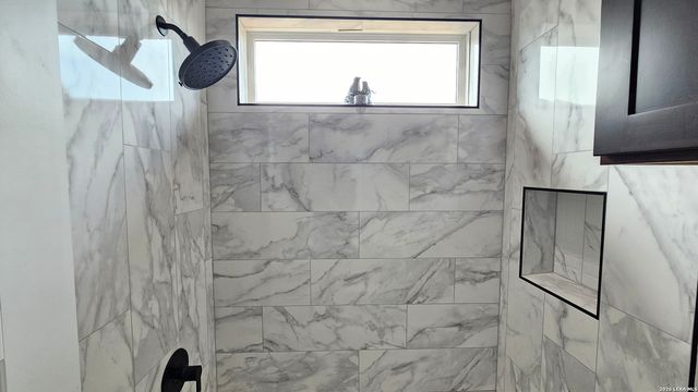 105 Oakmont Ln, La Vernia, TX 78121