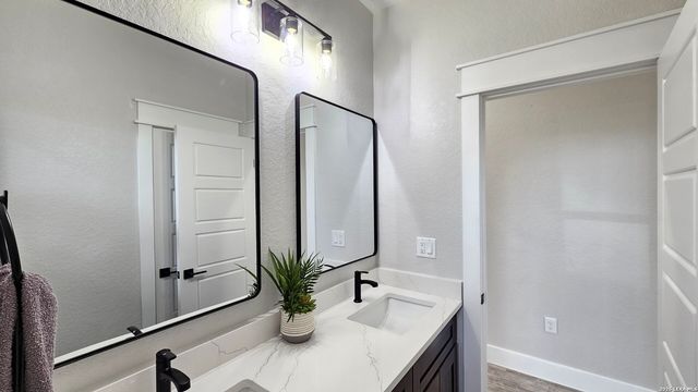 105 Oakmont Ln, La Vernia, TX 78121