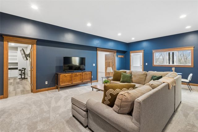 36599 River Oaks Circle, Cumming, IA 50061