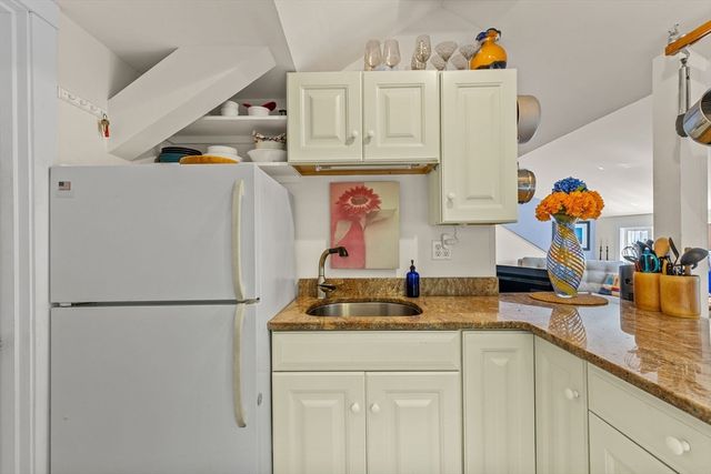 15 Cottage St 8, Provincetown, MA 02657