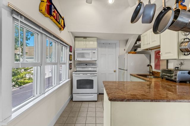 15 Cottage St 8, Provincetown, MA 02657