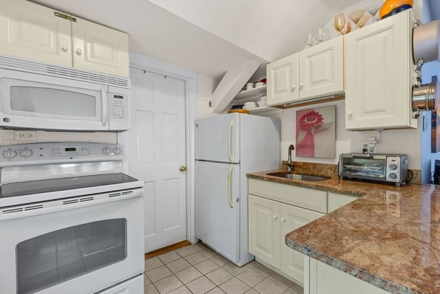 15 Cottage St 8, Provincetown, MA 02657