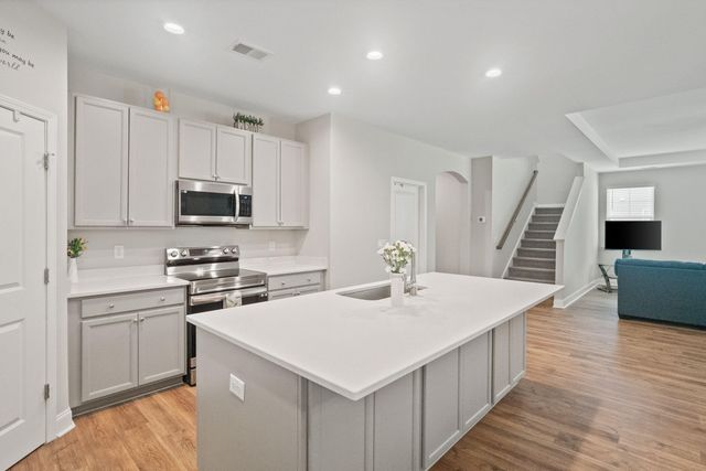 689 W Butternut Road, Summerville, SC 29483