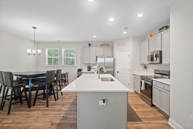 689 W Butternut Road, Summerville, SC 29483
