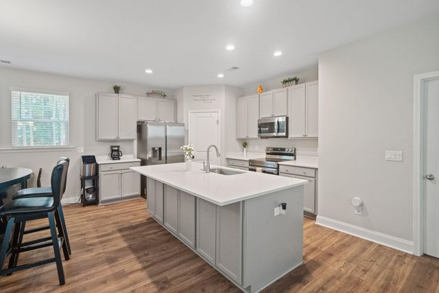 689 W Butternut Road, Summerville, SC 29483