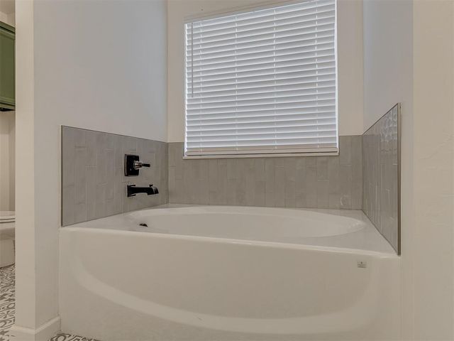 10505 NW 33rd Street, Yukon, OK 73099