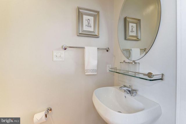 1662 N QUINN ST N, Arlington, VA 22209