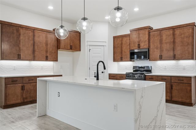 2069 E 130th Street S, Jenks, OK 74037