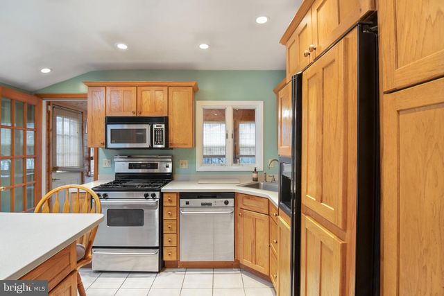 12 KESTER DR, Edison, NJ 08817