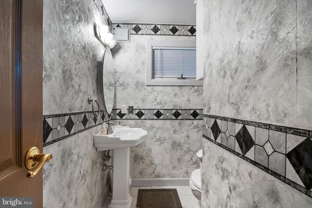 12 KESTER DR, Edison, NJ 08817