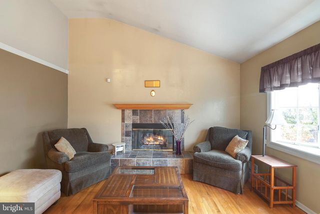 12 KESTER DR, Edison, NJ 08817