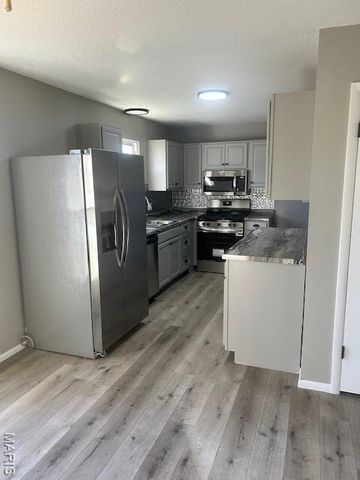 262 Meadowbrook Drive, Farmington, MO 63640