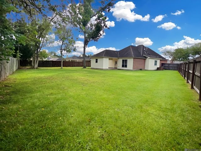 39416 Woodlake Dr, Prairieville, LA 70769