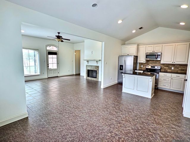 39416 Woodlake Dr, Prairieville, LA 70769