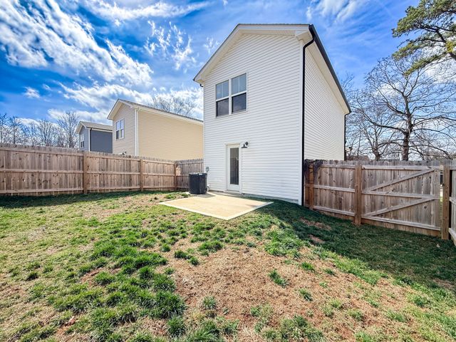 943 Wall St, Clarksville, TN 37040